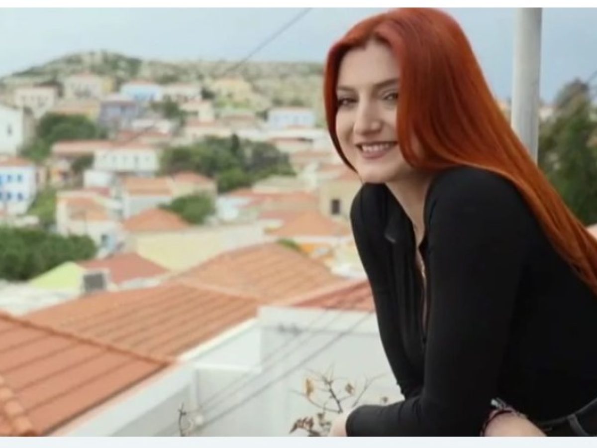 Άφησε την οικογένειά της για την Χάλκη: Αναπληρώτρια εκπαιδευτικός διδάσκει αγγλικά και δηλώνει πως η μοίρα την έφερε στο νησί