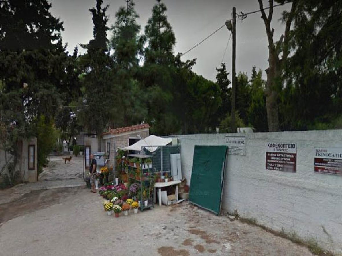 Άγνωστοι έκλεψαν και βανδάλισαν τάφους στα νεκροταφεία Νέας Μάκρης και Μαραθώνα