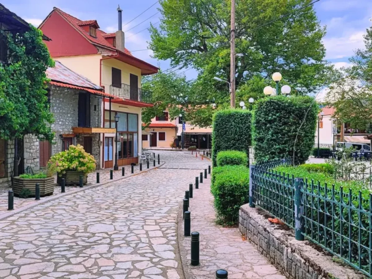 Άμπλιανη και Δομνίστα: Δύο χωριά για ξεκούραση και απομόνωση στην Ευρυτανία