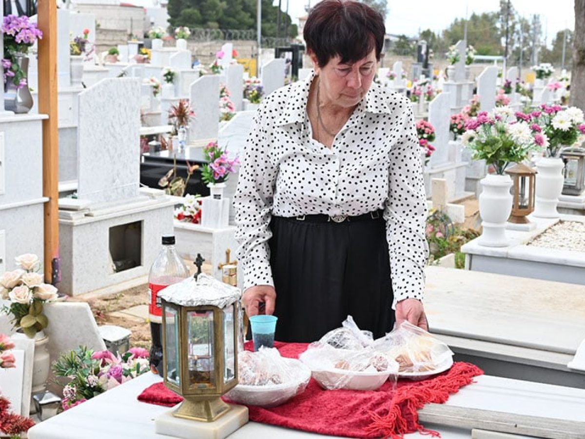 Αχαρνές: Το «Πάσχα των νεκρών» ζωντάνεψε στο κοιμητήριο – «Τραπέζια» και μνήμη που γίνεται γιορτή