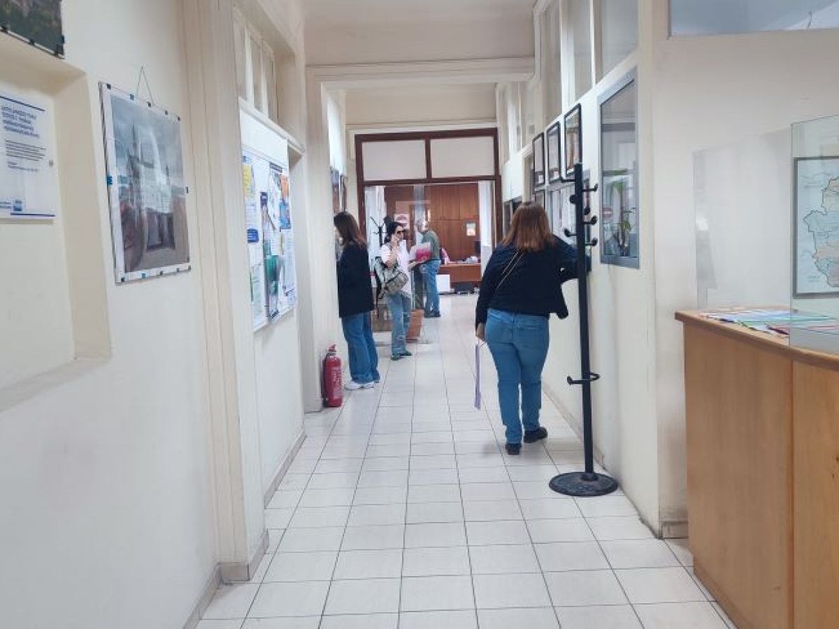 Αγανακτισμένος πολίτης “μπούκαρε” στο Δημαρχείο Τρικάλων διαμαρτυρόμενος για κλήση από την Δημοτική Αστυνομία