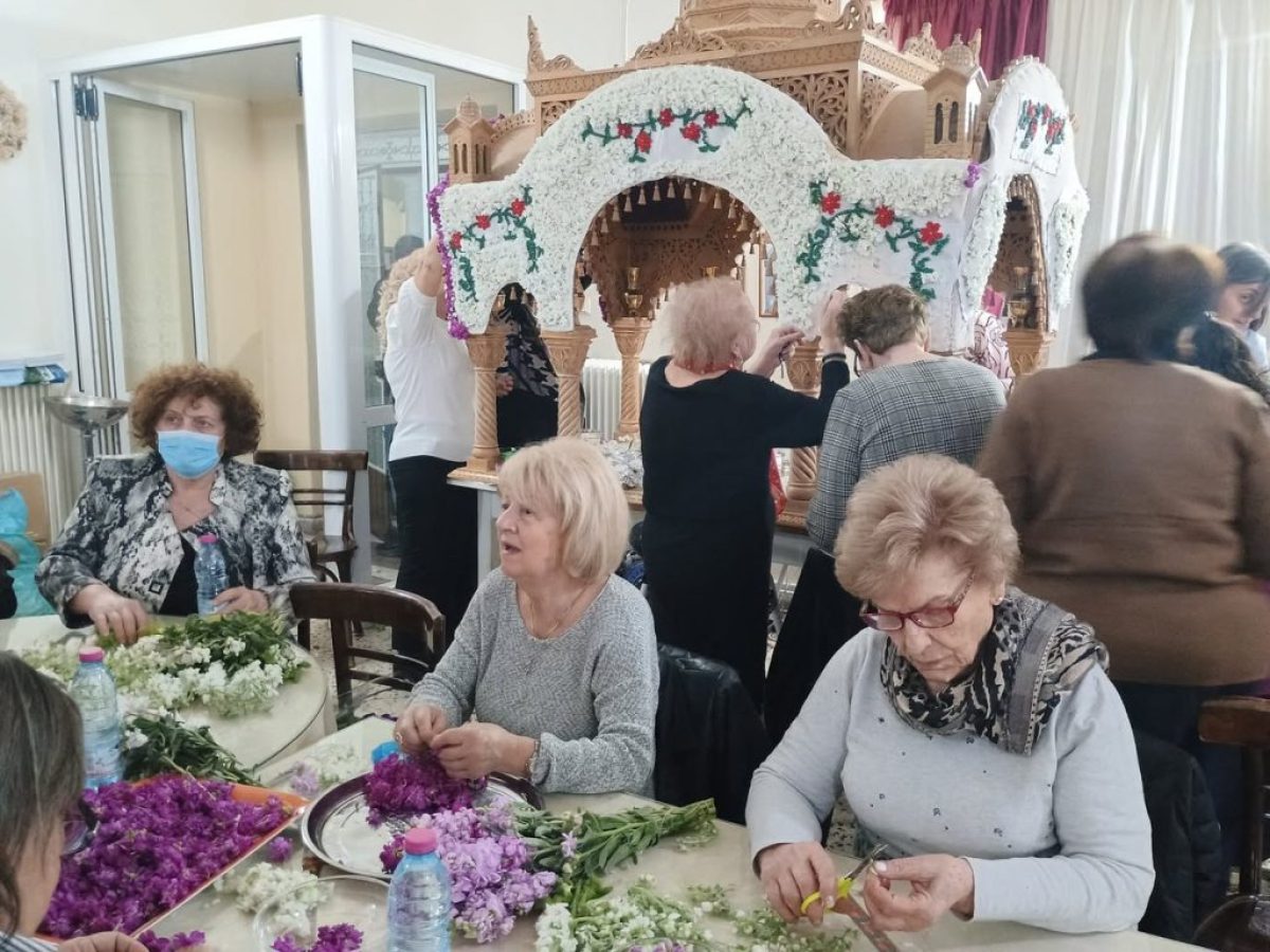 Αγία Τριάδα Αγρινίου: Ευλαβικός ο στολισμός του Επιταφίου από τις γυναίκες της Ενορίας