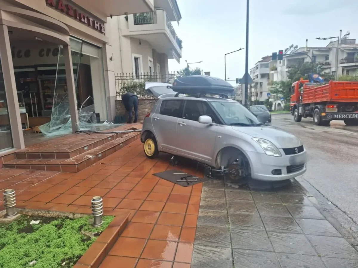 Αγρίνιο: Αυτοκίνητο μπούκαρε σε φούρνο και διέλυσε τη γυάλινη πρόσοψη ΦΩΤΟ ΒΙΝΤΕΟ