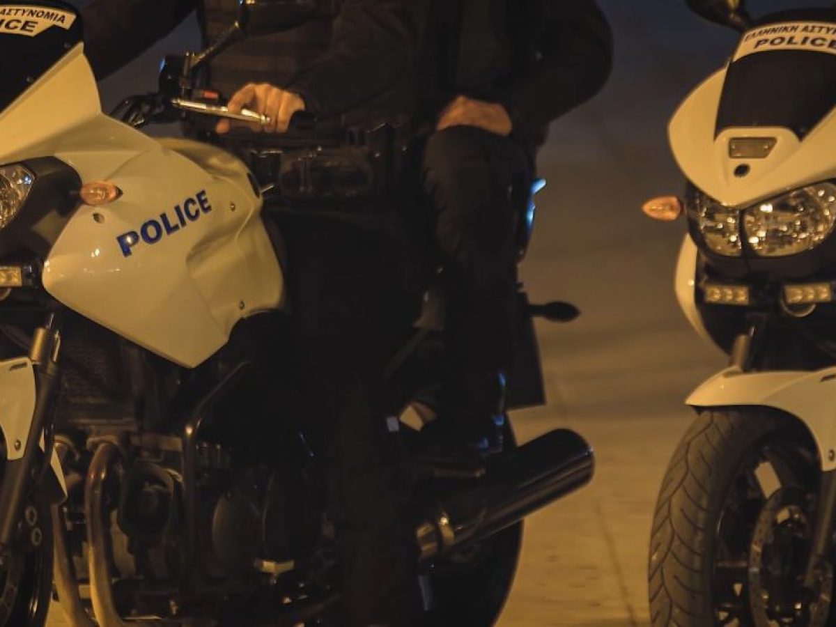 Αγρίνιο: Έβαζε πλάκες πεζοδρομίου έξω από το σπίτι του και κατέληξε στο Τμήμα