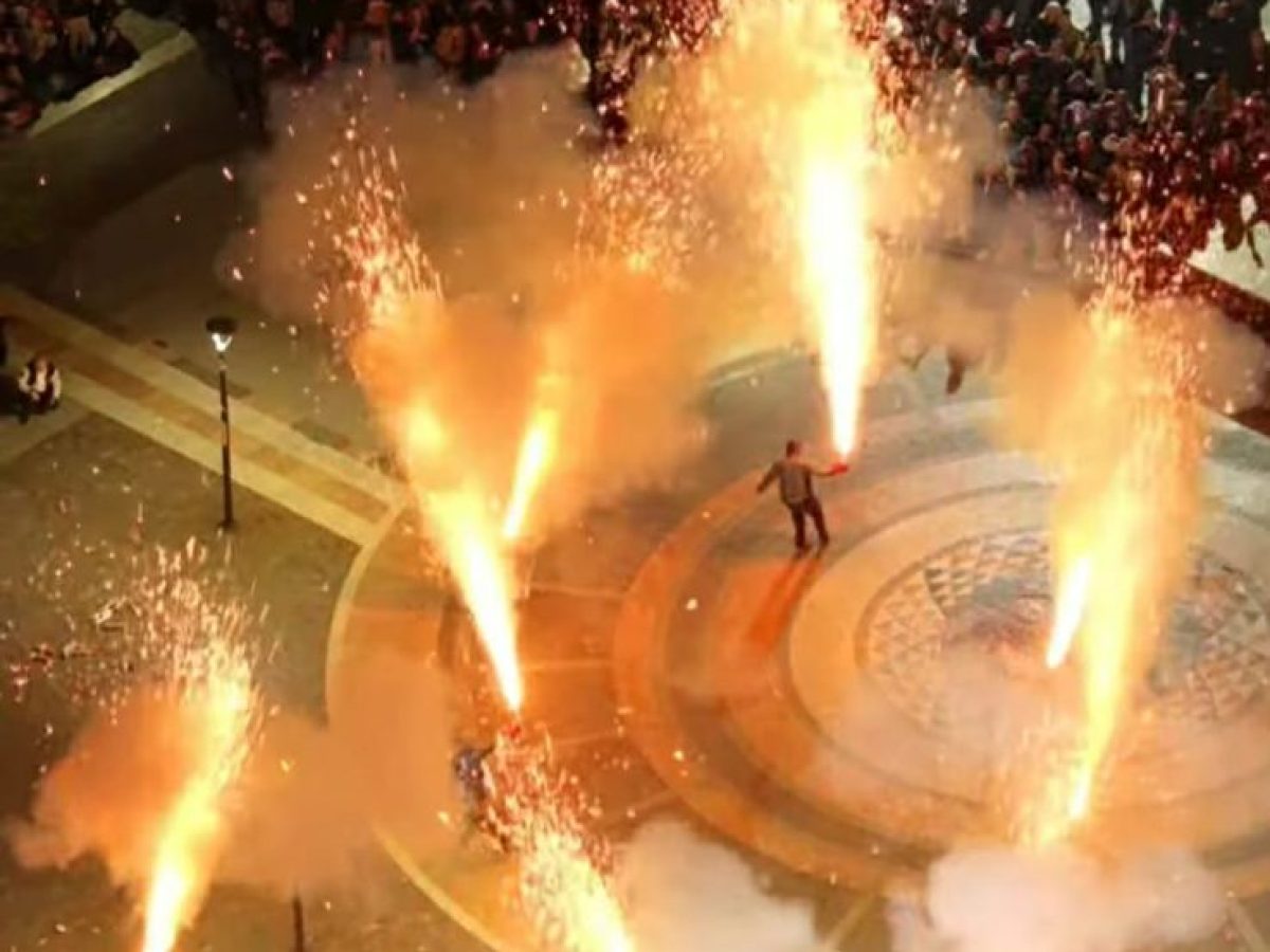 Αγρίνιο: Η πλατεία Δημοκρατίας «φλέγεται» από τα χαλκούνια σε λήψεις drone