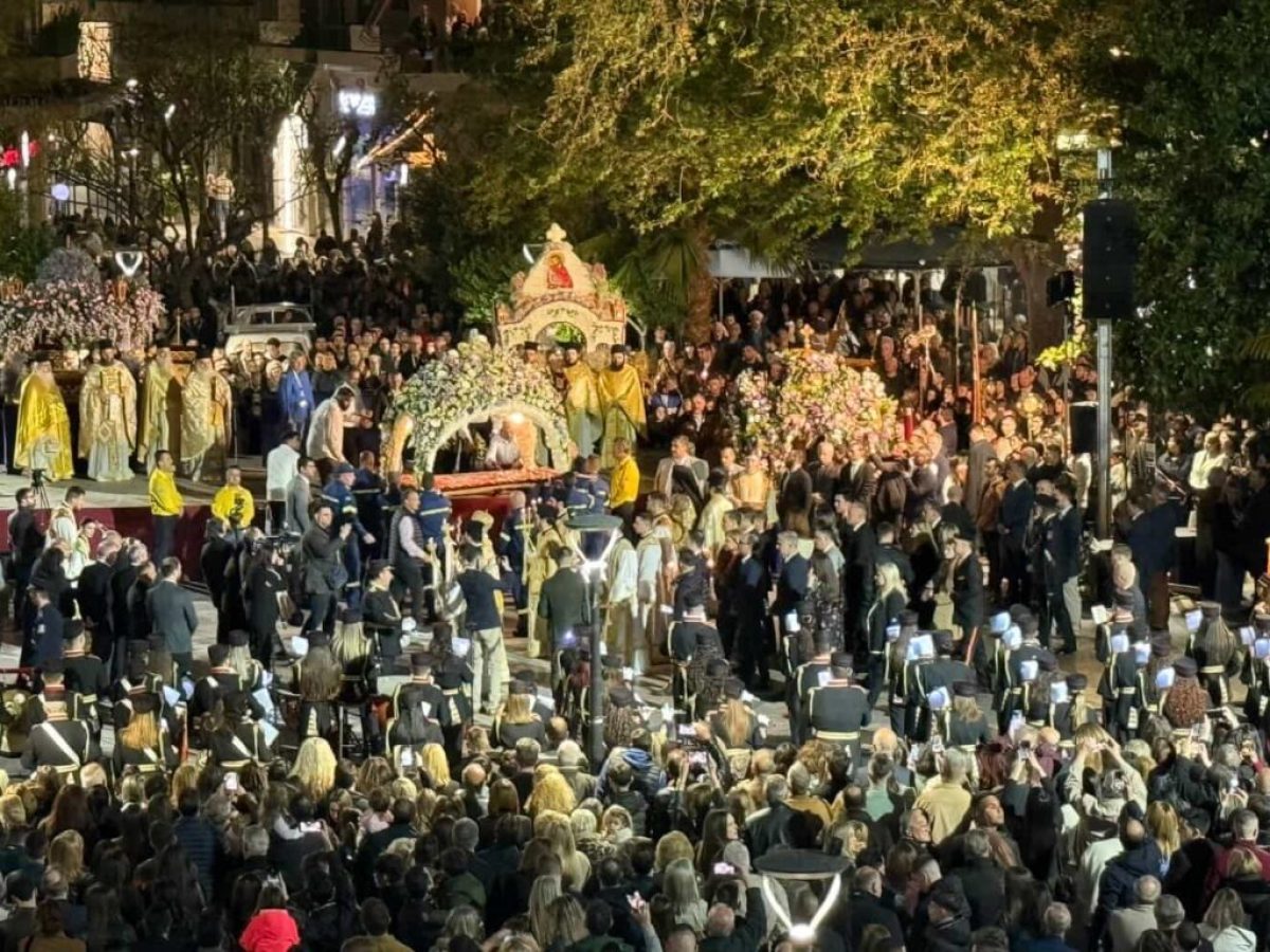 Αγρίνιο: Η συγκλονιστική συνάντηση των Επιταφίων στην Πλατεία Δημοκρατίας τη Μ. Παρασκευή (ΦΩΤΟ – ΒΙΝΤΕΟ)