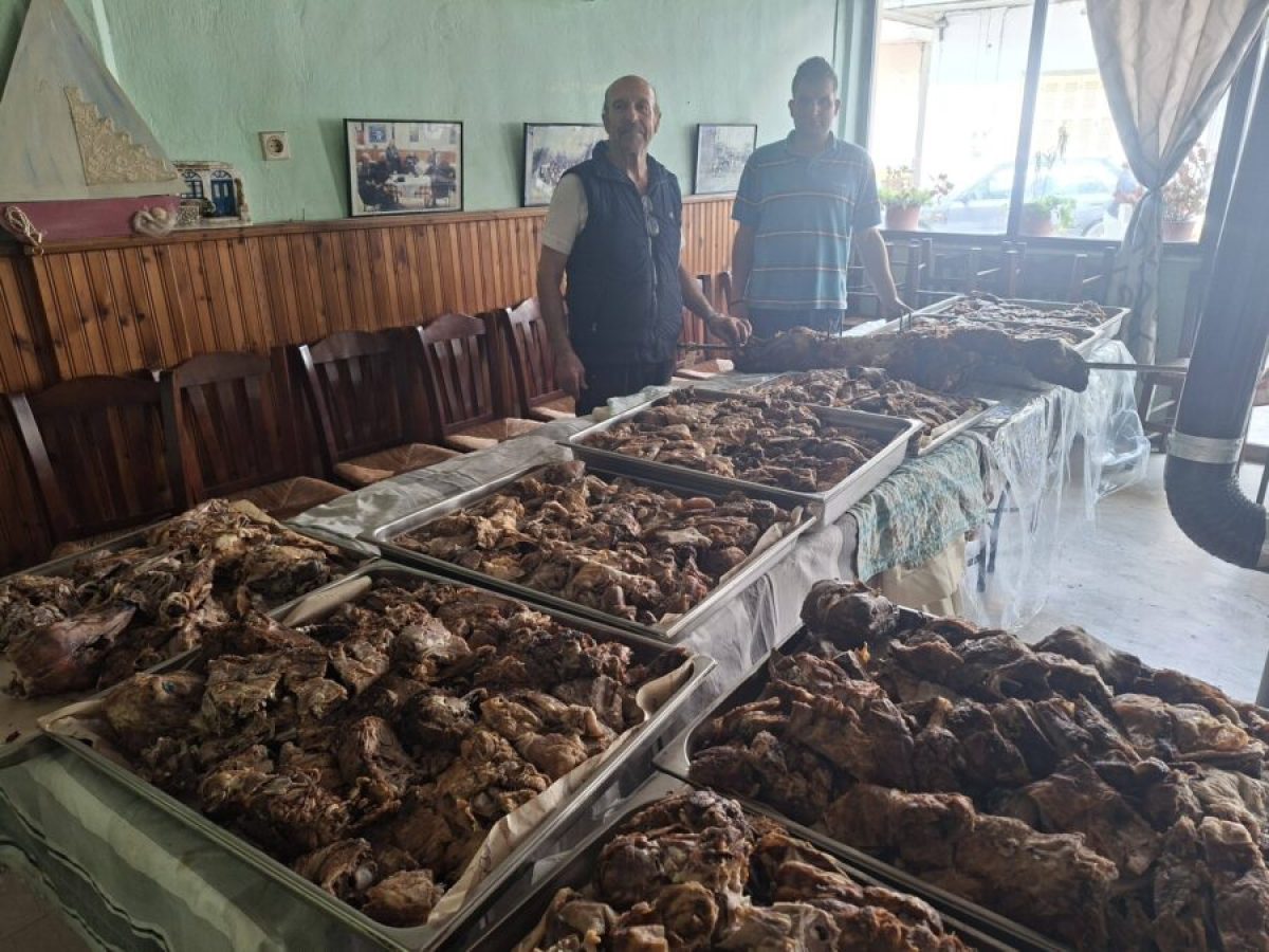 Αγρίνιο: Με αγάπη και προσφορά το ψήσιμο των αρνιών για τα πασχαλινά συσσίτια του Αγίου Δημητρίου