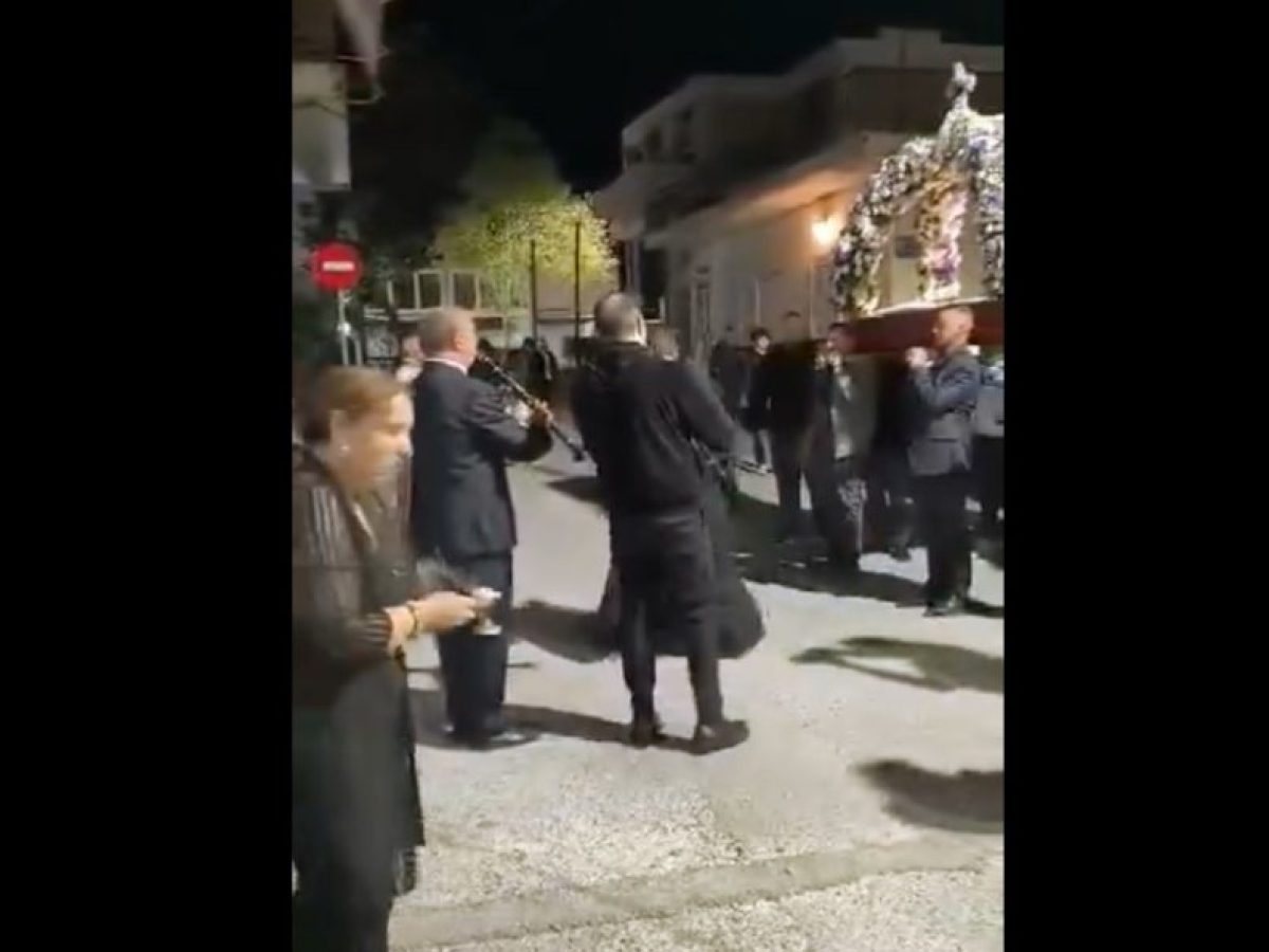 Αγρίνιο: Τα κλαρίνα της οικογένειας Αριστόπουλου μοιρολογούν τον Επιτάφιο με το «Ω γλυκύ μου Έαρ» (βίντεο)