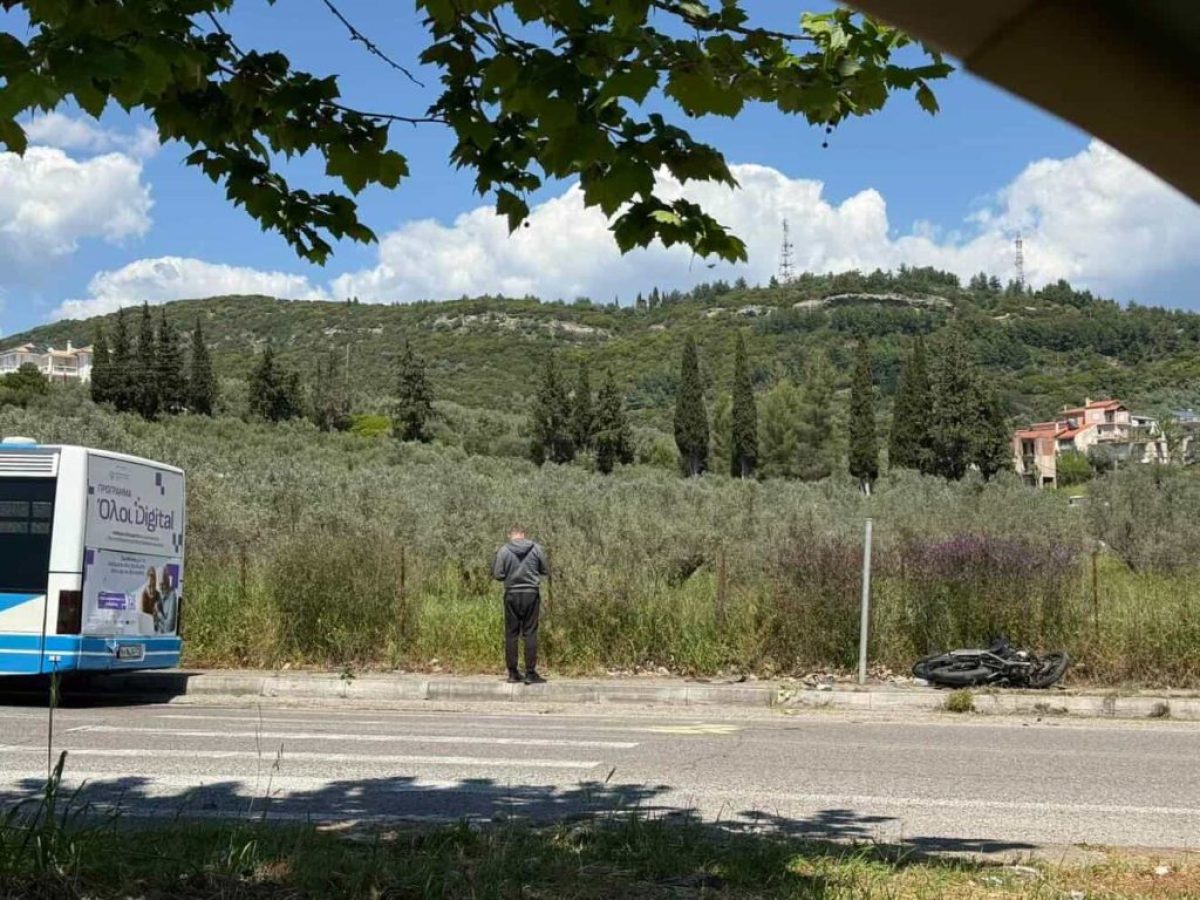 Αγρίνιο: Τροχαίο στον κόμβο του Πολυκλαδικού – Δίκυκλο συγκρούστηκε με λεωφορείο (ΦΩΤΟ)