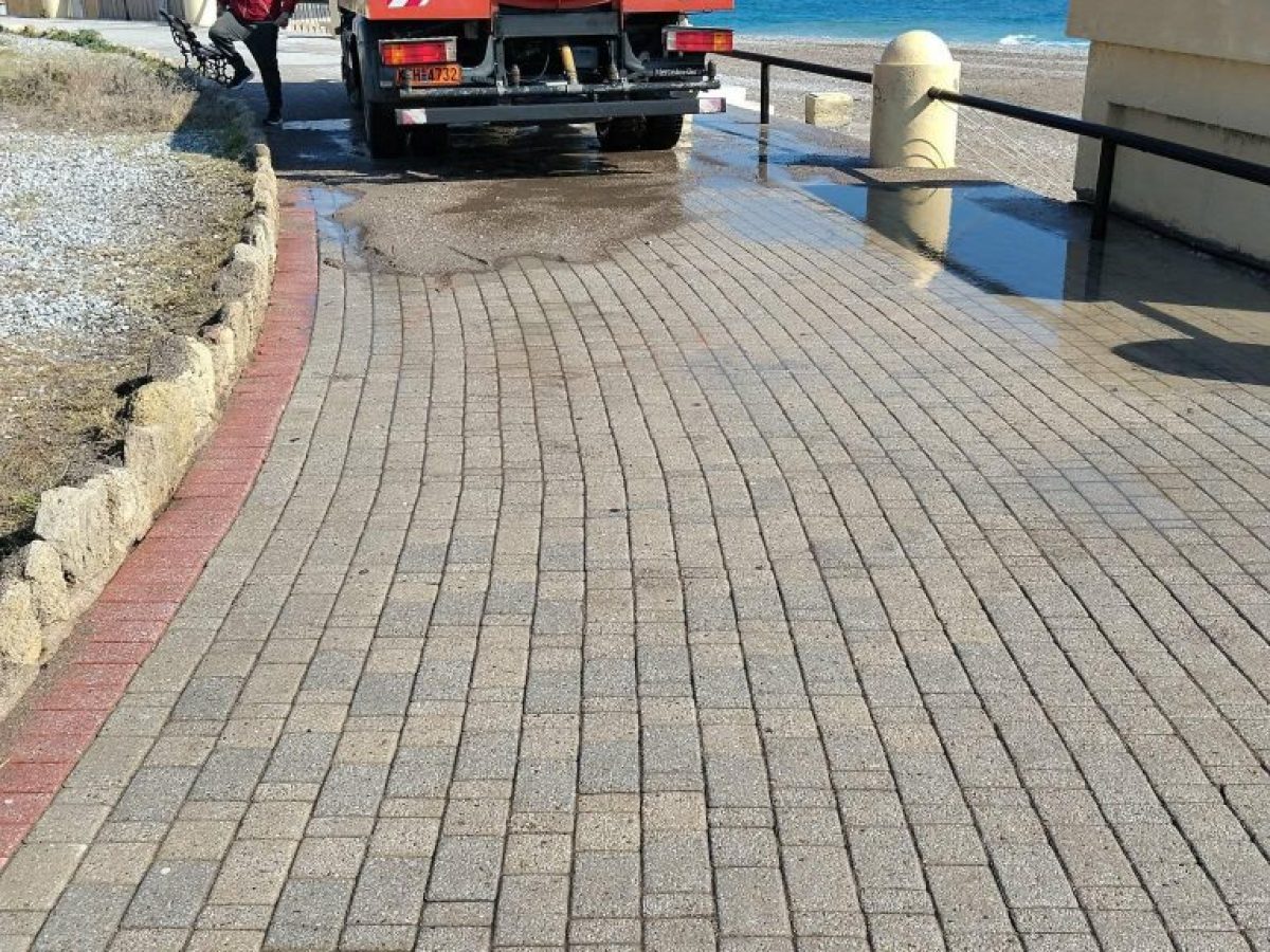 Ακατάπαυστα πλένουν και καθαρίζουν τα συνεργεία του Δήμου μετά την κακοκαιρία