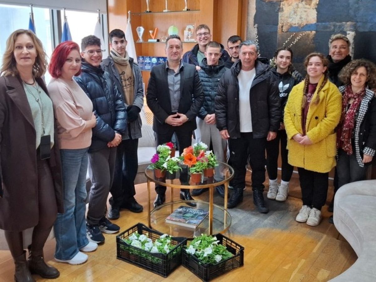 Αλεξανδρούπολη: Μαθητές του Ειδικού Σχολείου και 2ου ΕΠΑΛ πρόσφεραν λουλούδια που φύτεψαν και φρόντισαν