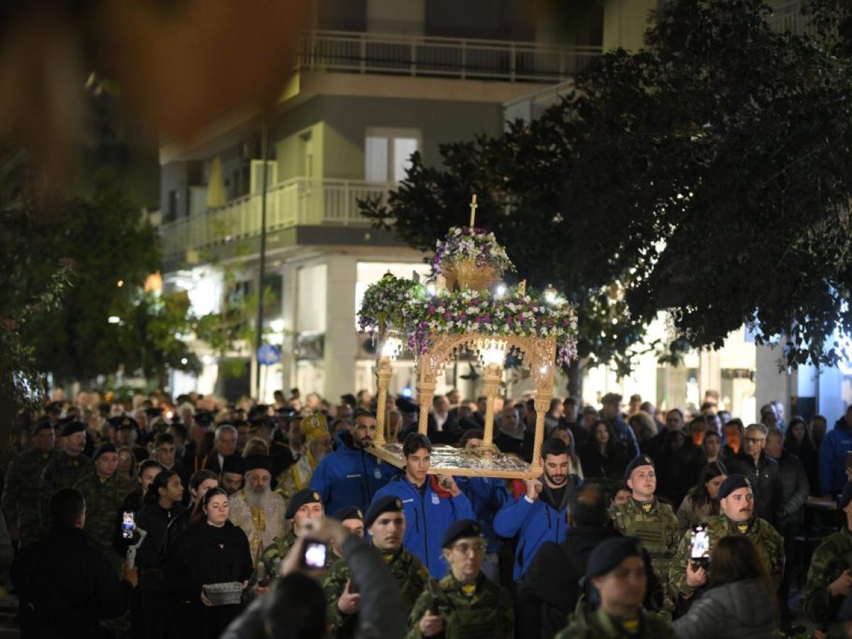 Αλεξανδρούπολη: Με κατάνυξη η συνάντηση Επιταφίων στο κέντρο της πόλη – Η Εθνική Πόλο σήκωσε τον Επιτάφιο του Ι.Ν. Αγίου Νικολάου