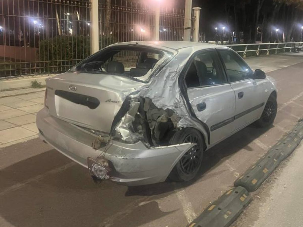 Αλεξανδρούπολη : Σοβαρό τροχαίο σε πάρκινγκ πίσω από το «Φώτης Κοσμάς» – Αυτοκίνητο έπεσε σε δύο λεωφορεία