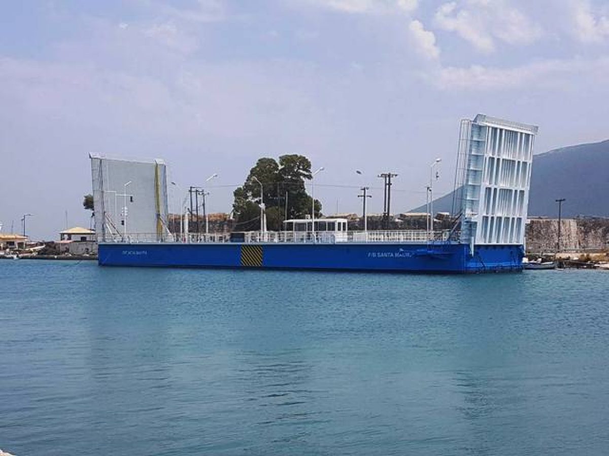 Αλλαγές στο ωράριο της πλωτής γέφυρας Αγίας Μαύρας – Πότε θα ανοίγει για τη διέλευση σκαφών