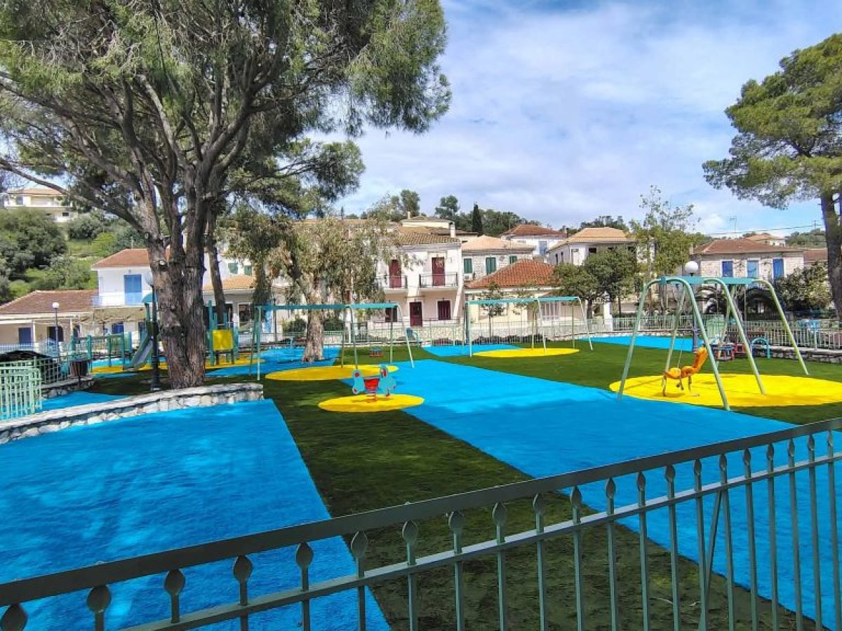 Ανακαινισμένη και ξανά «ζωντανή» η παιδική χαρά στην πλατεία Βαθέος Μεγανησίου