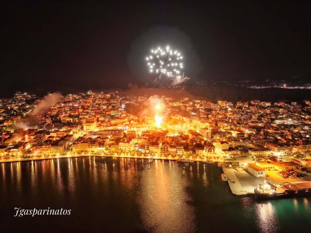 Ανάσταση στο Αργοστόλι Κεφαλονιάς με εντυπωσιακά πυροτεχνήματα: Η κατάνυξη και το φως της Ανάστασης ενώνονται σε ένα σόου (βίντεο)