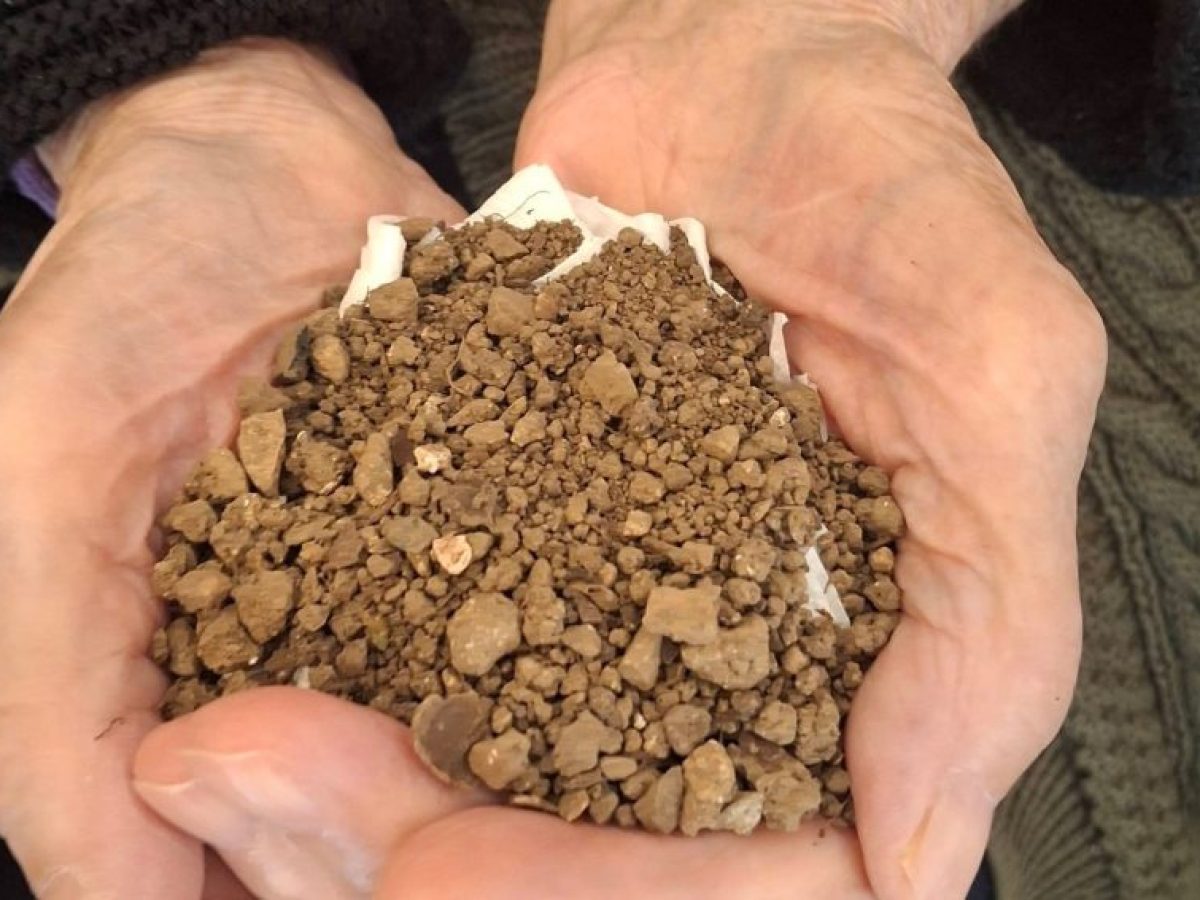 Αναβιώνει στο κοιμητήριο Μπαμπαλιού ταφικό έθιμο, χώμα από τον Πόντο σε όλα τα μνήματα