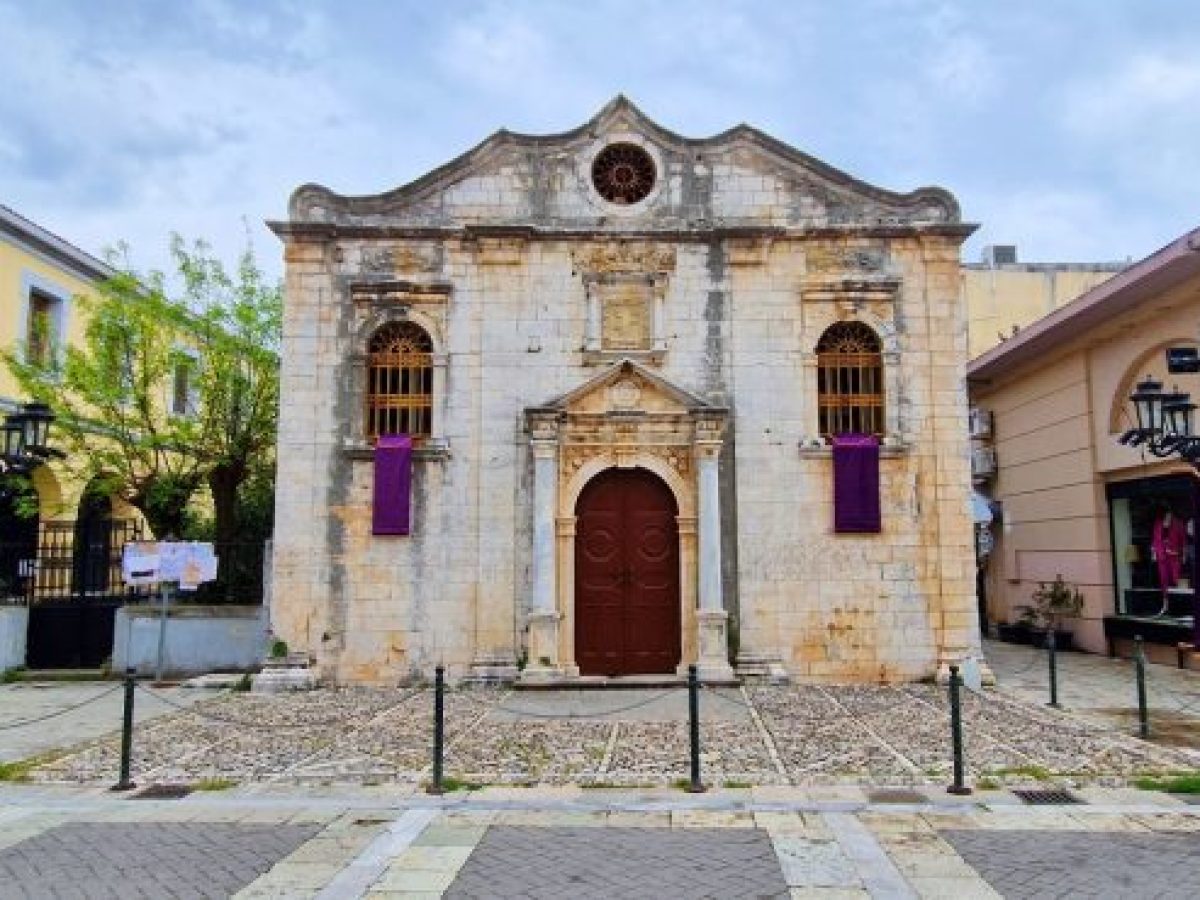 Ανθισμένος Επιτάφιος: Το Έθιμο που Ενώνει τους Πιστούς