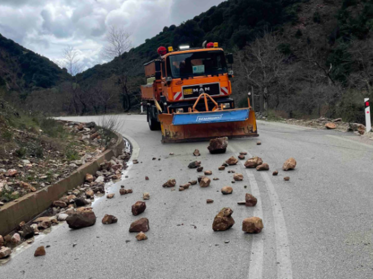 Αντιμετωπίστηκαν καταπτώσεις στο οδικό δίκτυο Αγρίνιο – Λαμπίρι – Σε διαρκή ετοιμότητα τα συνεργεία