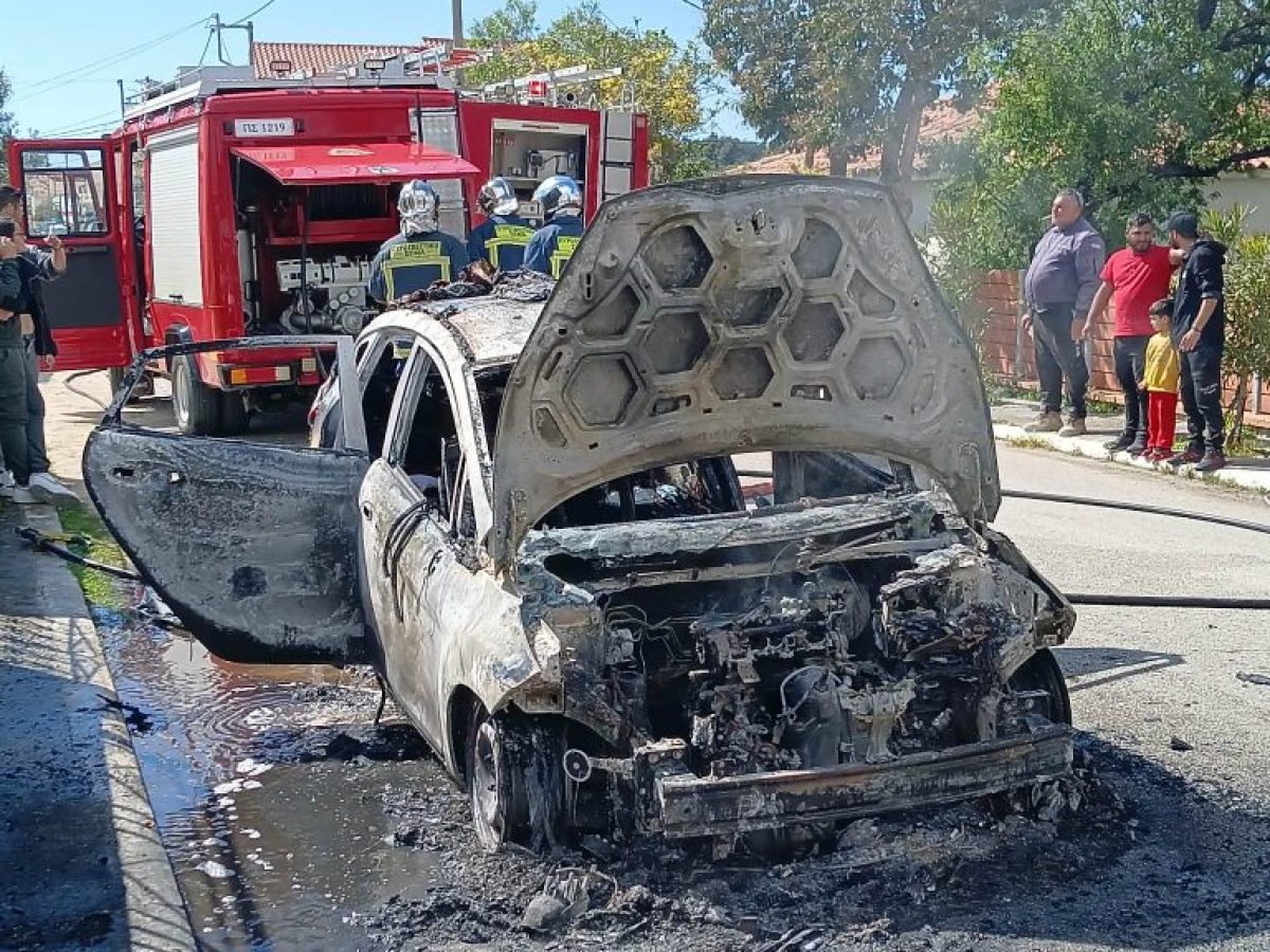ΑΝΑΝΕΩΣΗ! Φωτιά σε αυτοκίνητο στη Λακήθρα: Νέες εικόνες από το σημείο της πυρκαγιάς