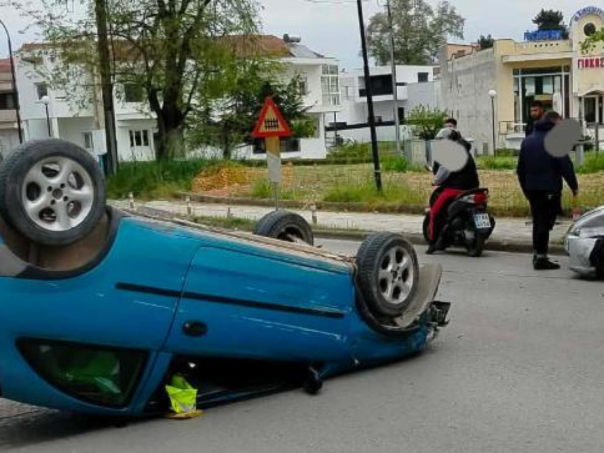 Από τη σύγκρουση στην… τούμπα: Τροχαίο με απίστευτη κατάληξη στην οδό Πύλης