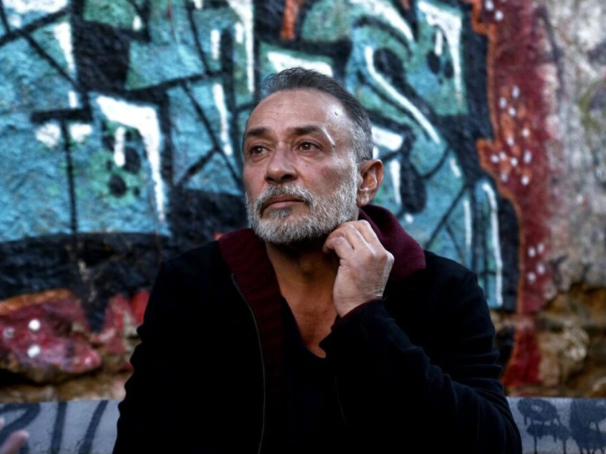 Από την Τεχεράνη στην Αθήνα: Ο Κρητικοϊρανός Βασίλης Κουκαλάνι μιλά για τον πόλεμο, το καθεστώς, την Αριστερά και τον… Μίκη Θεοδωράκη στο Ιράν