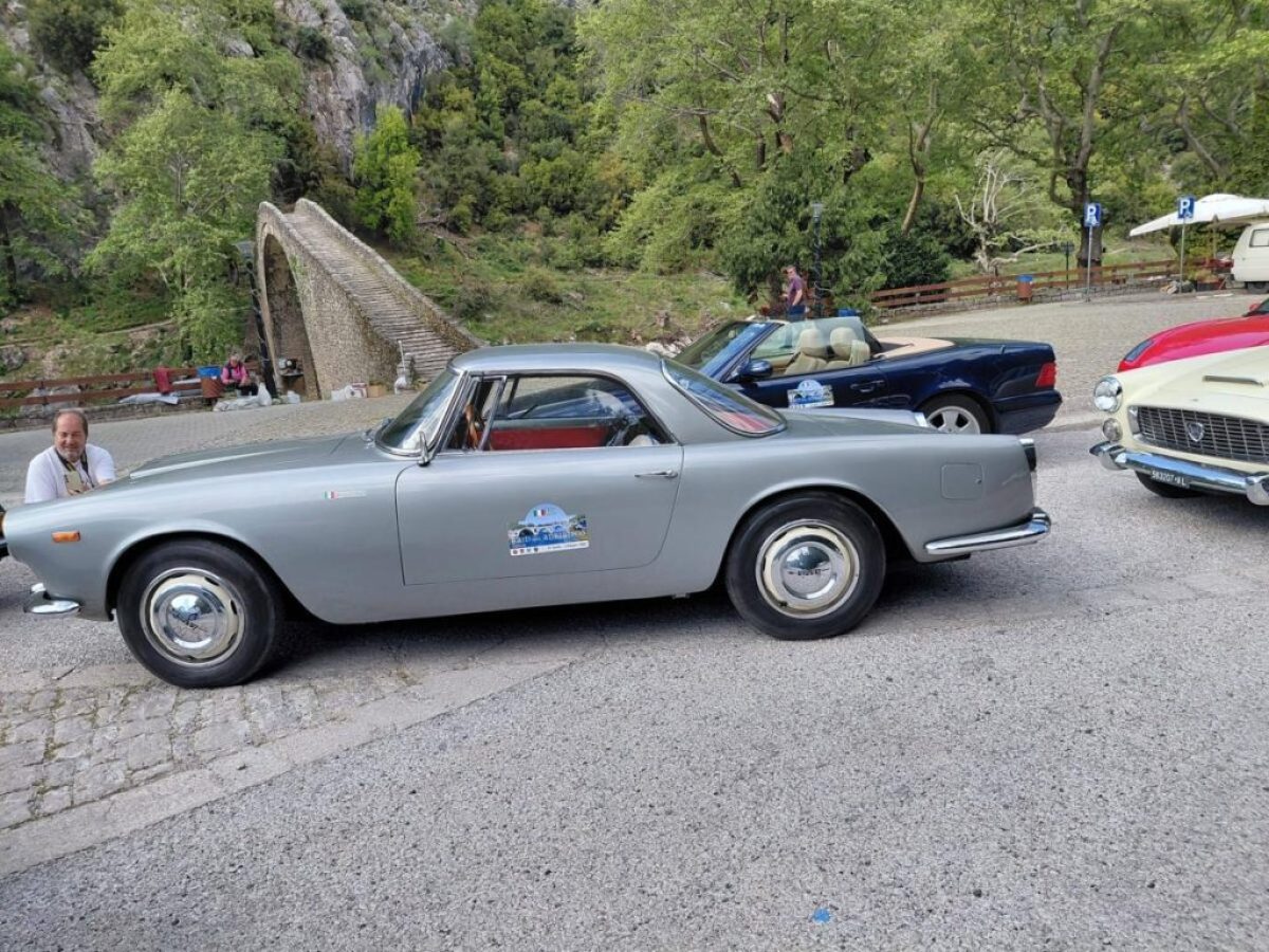 «Από την Ανκόνα στην Πόρτα Παναγιά: Μια νοσταλγική πομπή 34 vintage αυτοκινήτων ζωντανεύει την ιστορία στα Τρίκαλα»