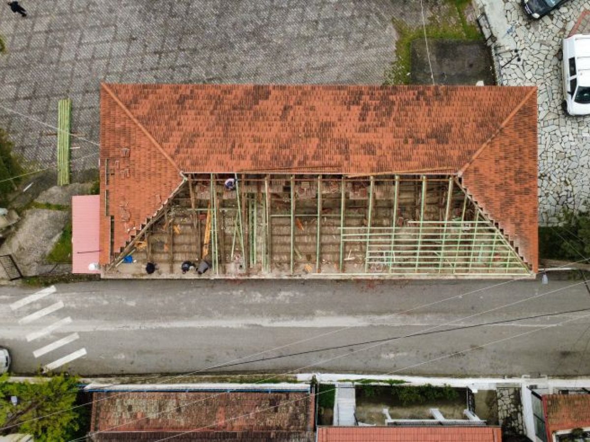 Από τις δεσμεύσεις στις πράξεις: Ξεκίνησε η αντικατάσταση στέγης στο Δημοτικό Σχολείο Ασπροκκλησιάς