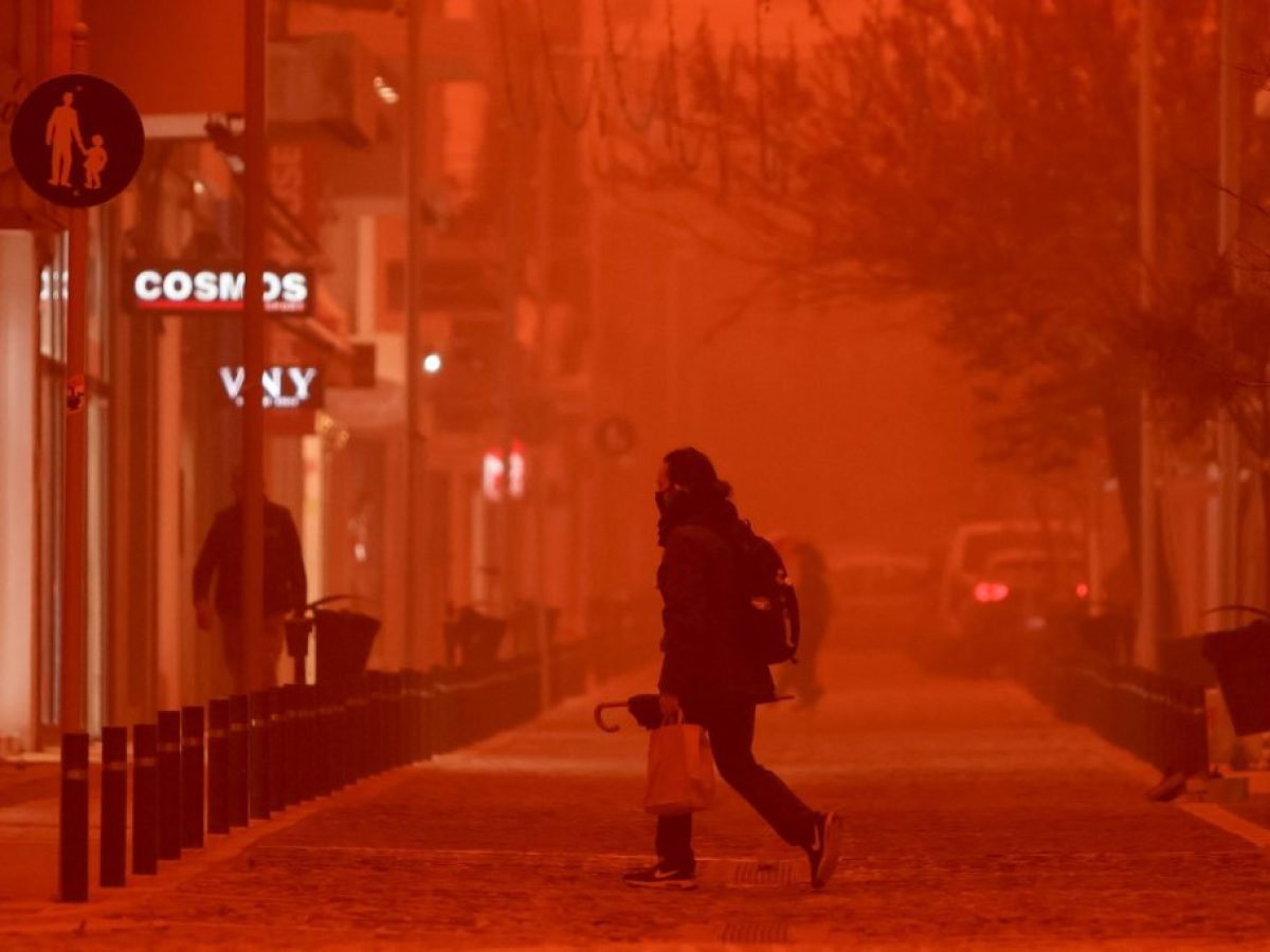 Απόκοσμες εικόνες σε Κρήτη και Κυκλάδες: «Πνίγηκαν» από την αφρικανική σκόνη – Προβλήματα σε πτήσεις και ακτοπλοϊκά δρομολόγια
