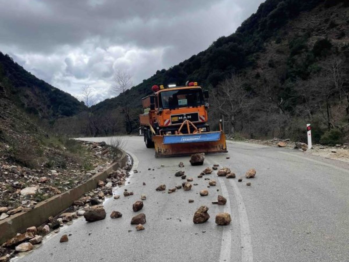 Απομάκρυνση επικίνδυνων βράχων στο οδικό δίκτυο Αγρίνιο – Λαμπίρι