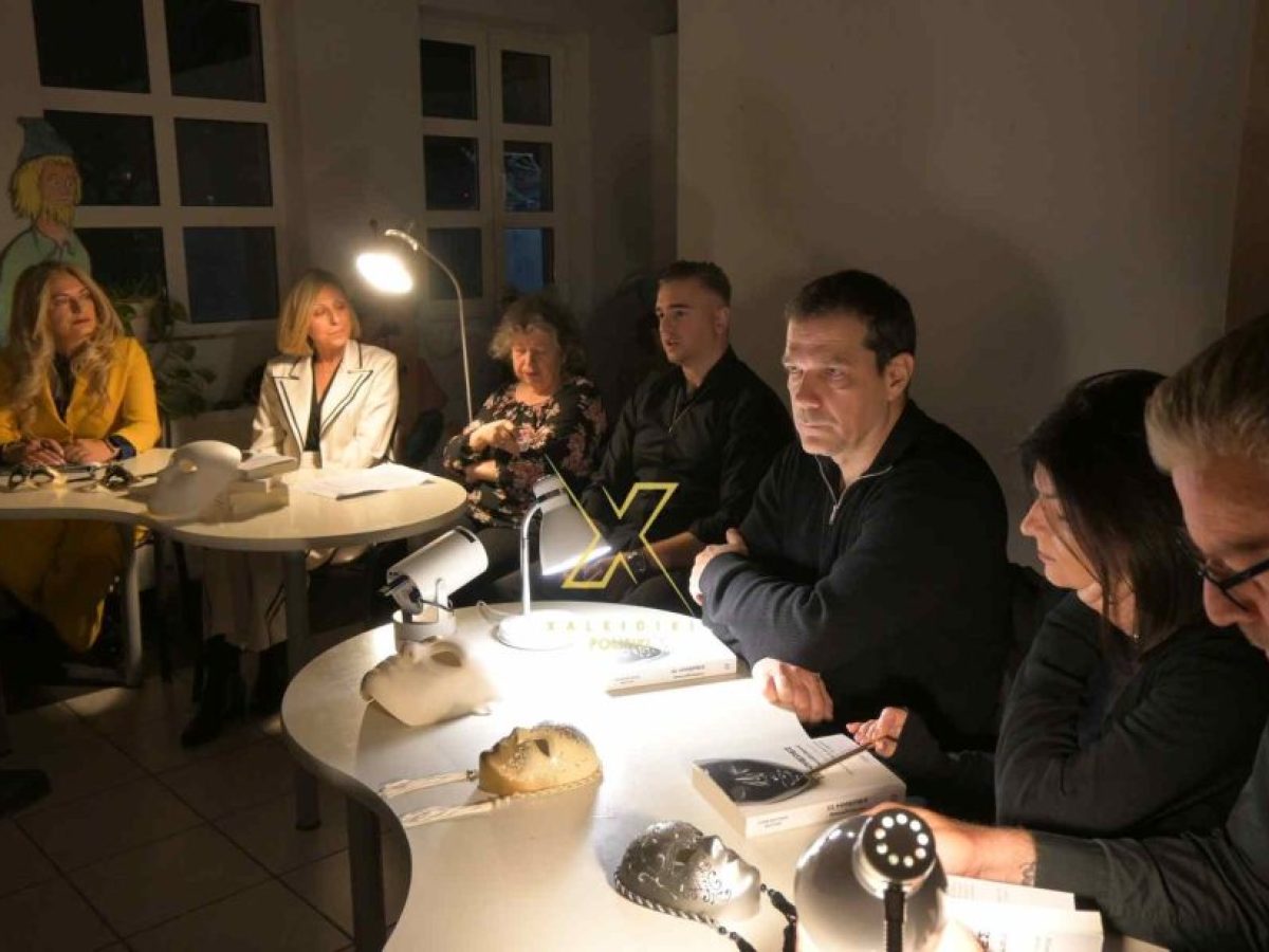 Ασφυκτικά γεμάτη η Βιβλιοθήκη Ν. Μουδανιών για τον Βαγγλή-Ενθουσίασε το κοινό και αποκάλυψε νέο βιβλίο